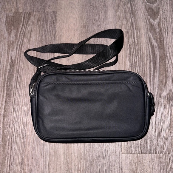Lululemon Crossbody Camera Bag 2L - Picture 2 of 3